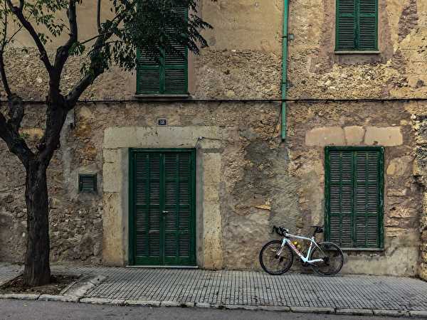 Fahrrad vor Hauswand