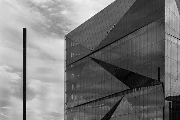 Building cube at the main station