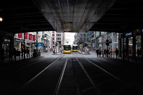 Haltende Trams an der Friedrichstrasse