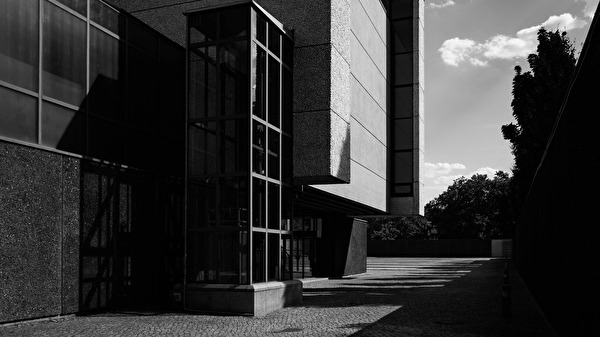 Maria Regina Martyrum - Fassade Seitenansicht